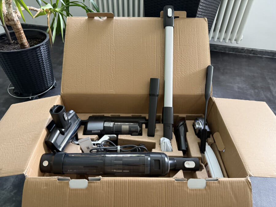 Schon beim Öffnen des Kartons wird klar: Hier steckt mehr als ein Bodensauger drin.