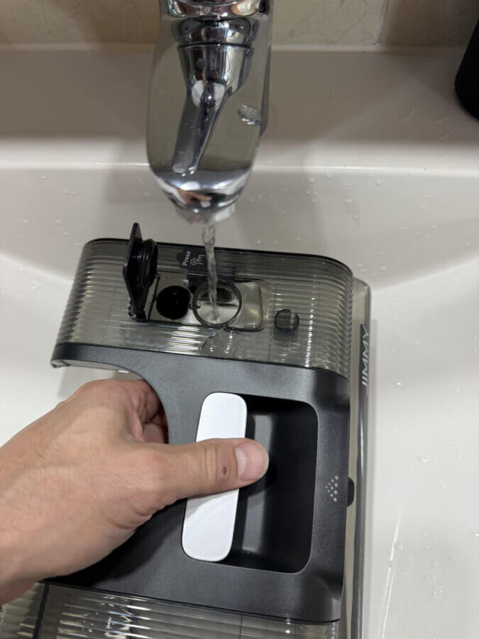 Der abnehmbare Frischwassertank lässt sich direkt unter dem Wasserhahn befüllen.