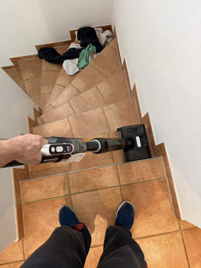 Auch auf der gefliesten Treppe kommt die Wischeinheit zum Einsatz.