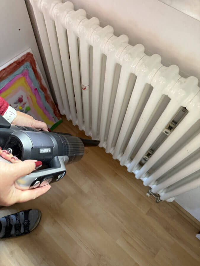 Mit dem schmalen Aufsatz lassen sich die Zwischenräume am Heizkörper erreichen.