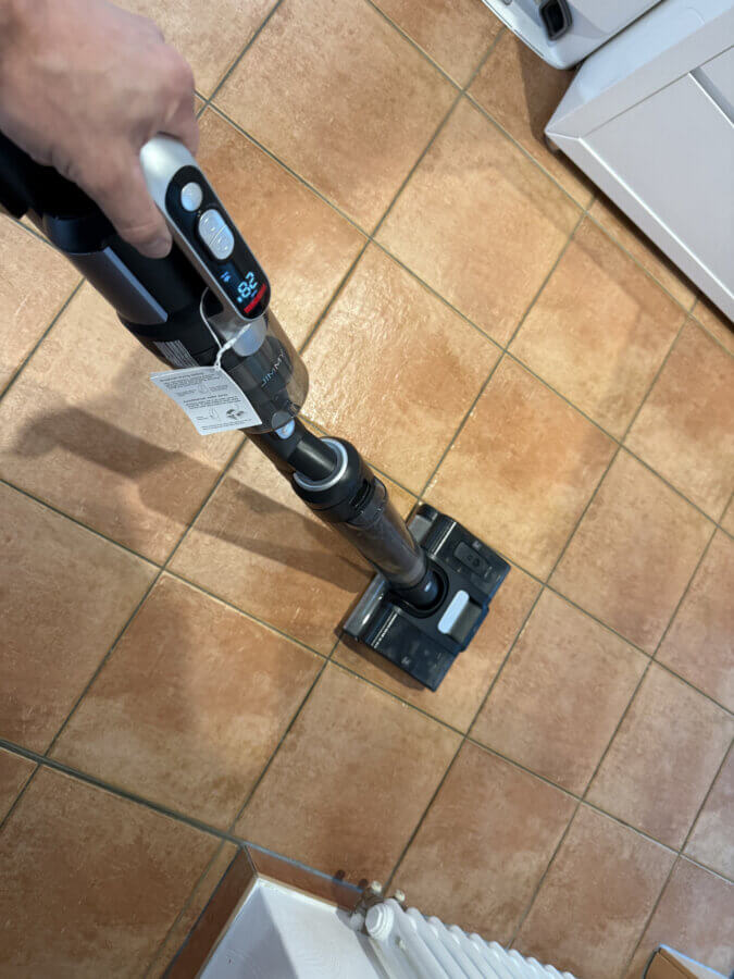 Die Nassreinigung im Alltag auf einem Fliesenboden.