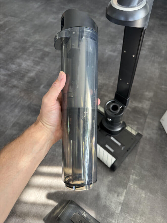 Der Schmutzwassertank lässt sich zum Entleeren und Reinigen abnehmen.